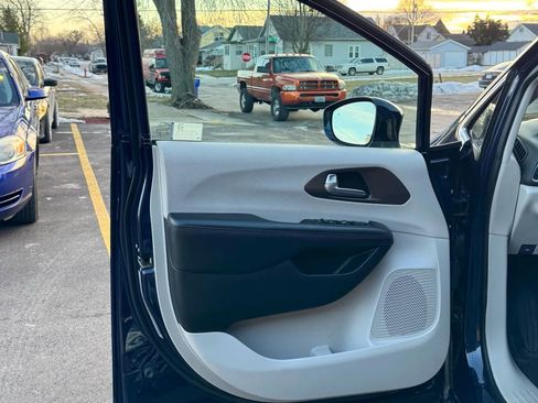 Used 2018 Chrysler Pacifica Touring Plus image 7