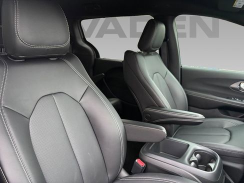 New 2026 Chrysler Voyager LX image 8