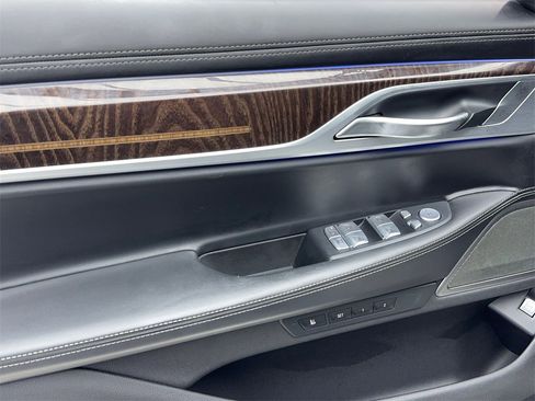 Used 2022 BMW 740i w/ Luxury Rear Seating Package image 38