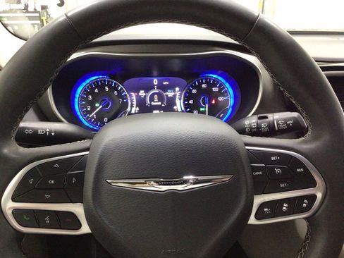 Used 2023 Chrysler Pacifica Touring-L FWD image 11