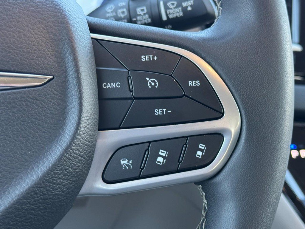 Used 2024 Chrysler Pacifica Touring-L FWD image 21