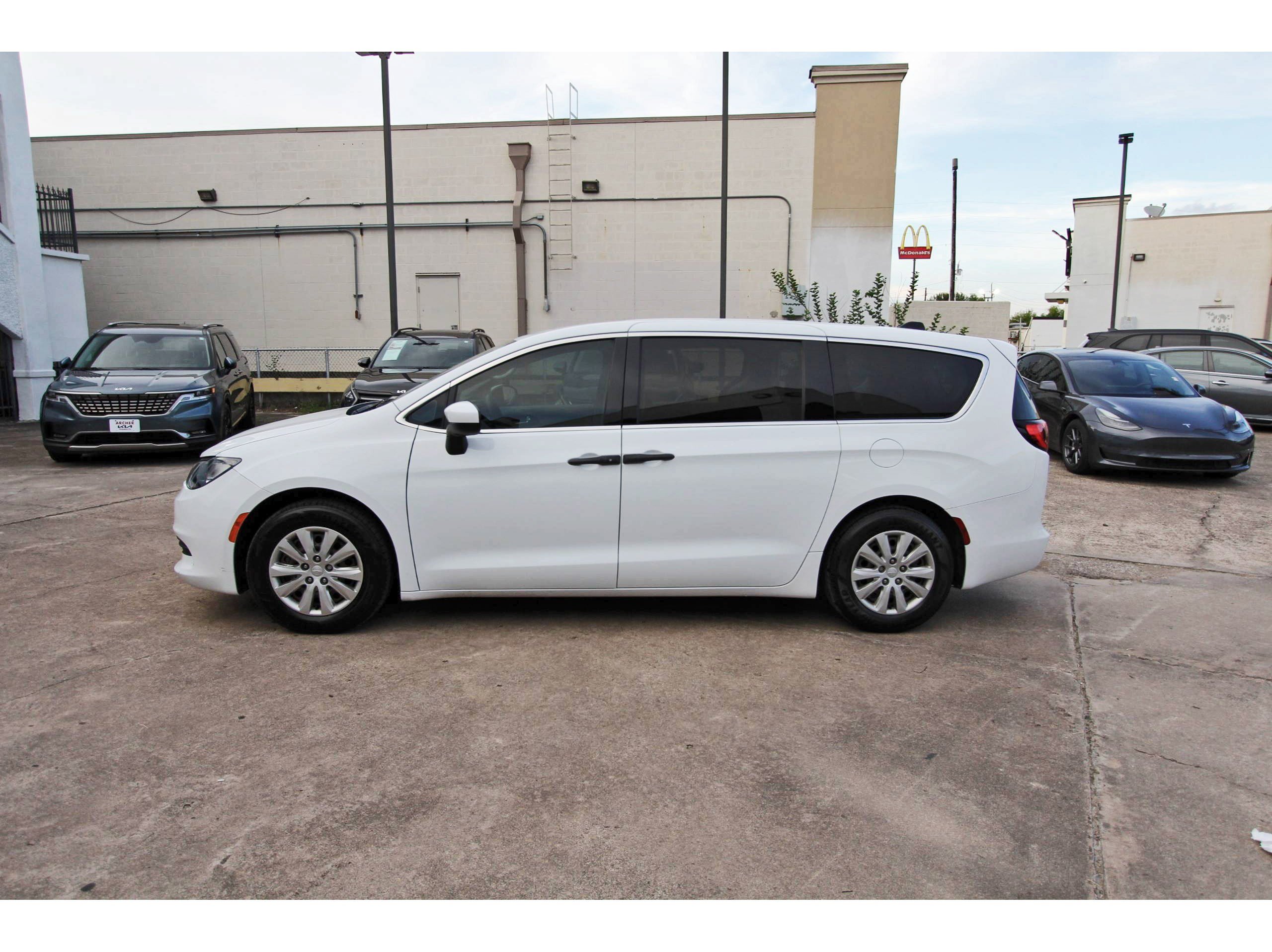 Used 2020 Chrysler Voyager L FWD image 4