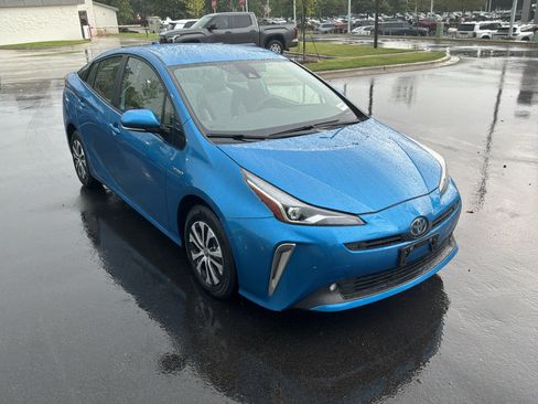 Used 2020 Toyota Prius LE AWD/4WD image 2