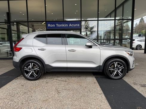Used 2024 Volvo XC40 B5 Core AWD/4WD image 9