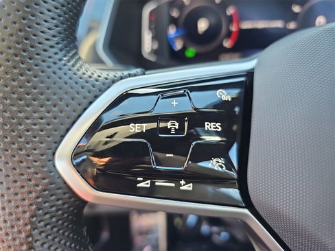 Certified 2024 Volkswagen Tiguan SEL R-Line image 17