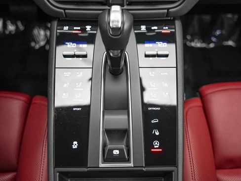 Certified 2024 Porsche Macan image 20