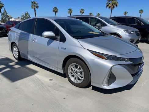 Used 2021 Toyota Prius Prime LE image 3
