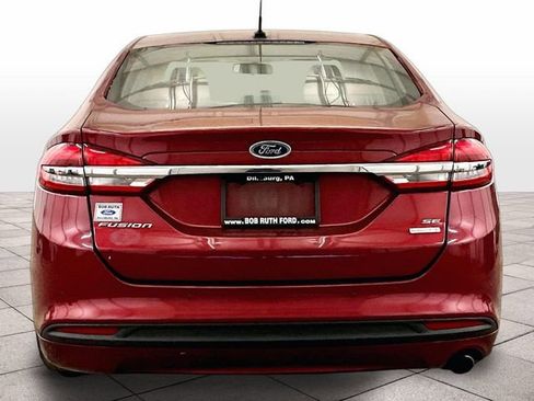 Used 2018 Ford Fusion SE w/ Fusion SE Technology Package FWD image 5