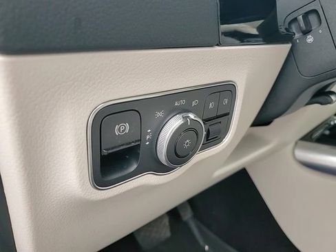 Used 2022 Mercedes-Benz GLA 250 4MATIC w/ Premium Package image 11