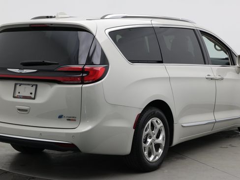 Used 2021 Chrysler Pacifica Limited w/ Uconnect Theater Family Group FWD image 10