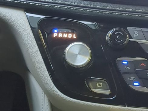 Used 2024 Chrysler Pacifica Limited w/ Trailer Tow Group image 16