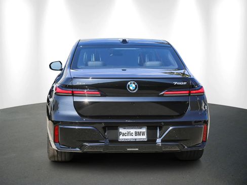 Used 2025 BMW 750e xDrive w/ Premium Package image 5