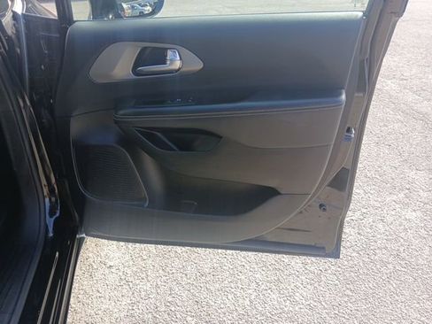 Used 2025 Chrysler Pacifica Select image 29