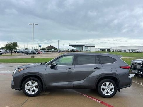 Used 2021 Toyota Highlander LE FWD image 3