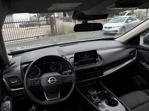 Used 2025 Nissan Rogue SV FWD image 35