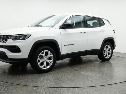Used 2025 Jeep Compass Latitude AWD/4WD image 3