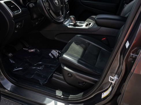 Used 2019 Jeep Grand Cherokee Laredo w/ Laredo X Package image 17