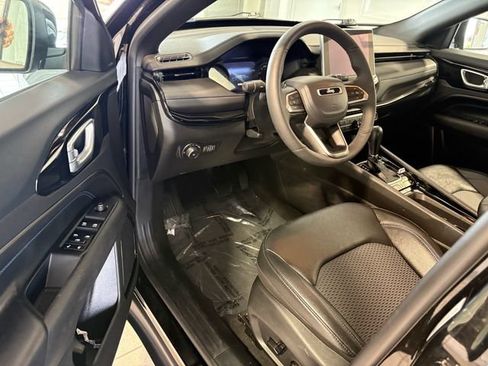 Used 2025 Jeep Compass Latitude w/ Convenience Group AWD/4WD image 7