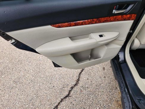 Used 2011 Subaru Outback 2.5i Limited image 12