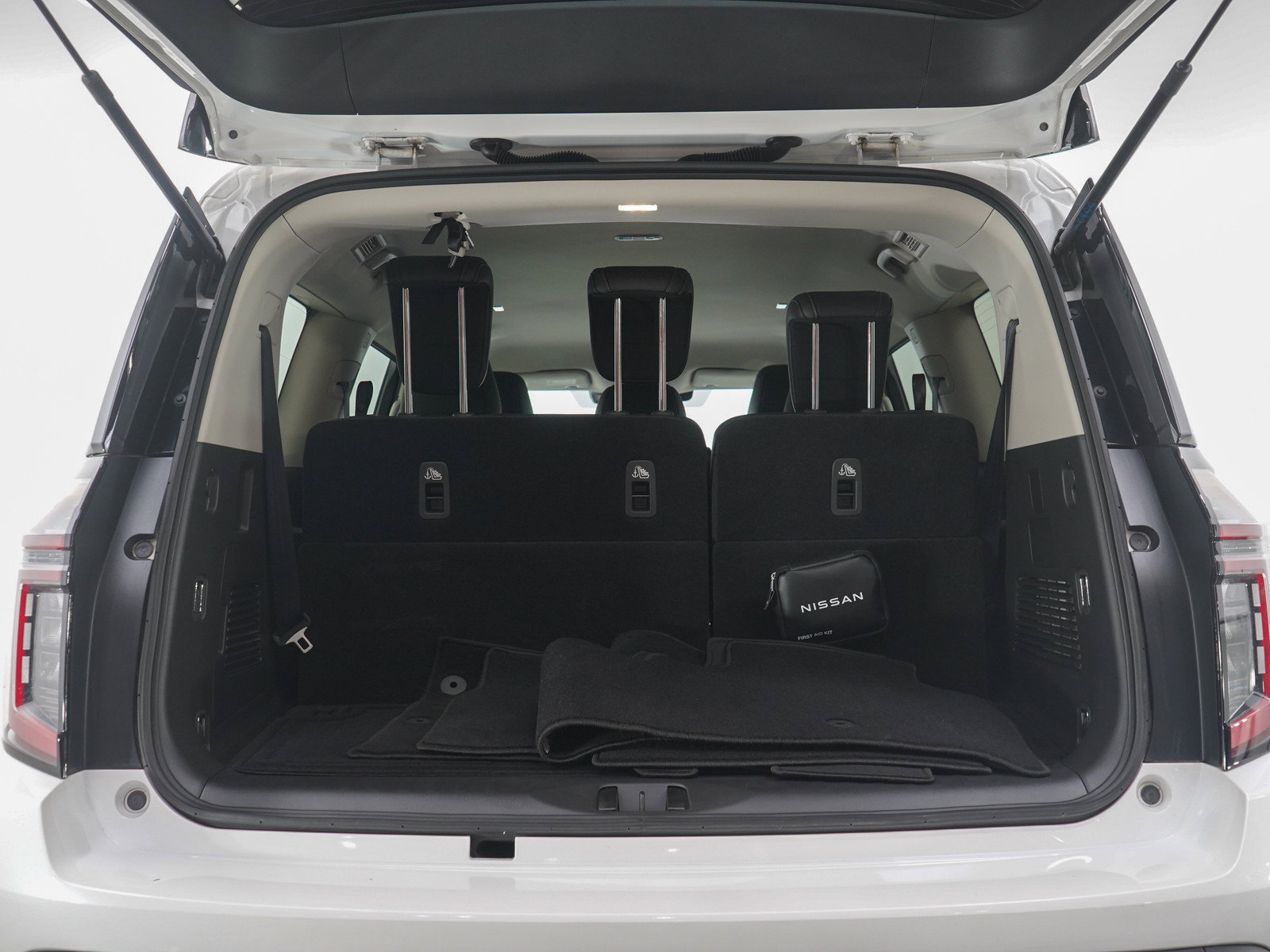 Used 2025 Nissan Armada SV AWD/4WD image 17