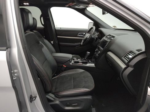 Used 2019 Ford Explorer XLT w/ Equipment Group 202A AWD/4WD image 21