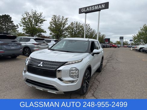 Used 2023 Mitsubishi Outlander SE AWD/4WD image 1