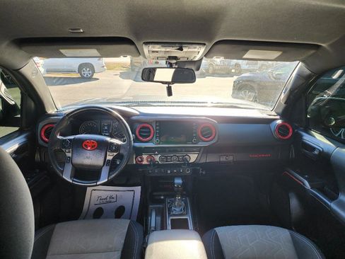 Used 2022 Toyota Tacoma TRD Off-Road image 11