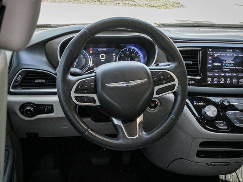 Used 2018 Chrysler Pacifica Touring-L Plus w/ Tire & Wheel Group FWD image 6