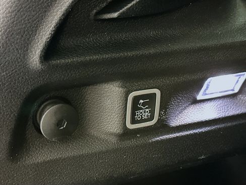 Used 2023 Jeep Grand Cherokee L Laredo image 32