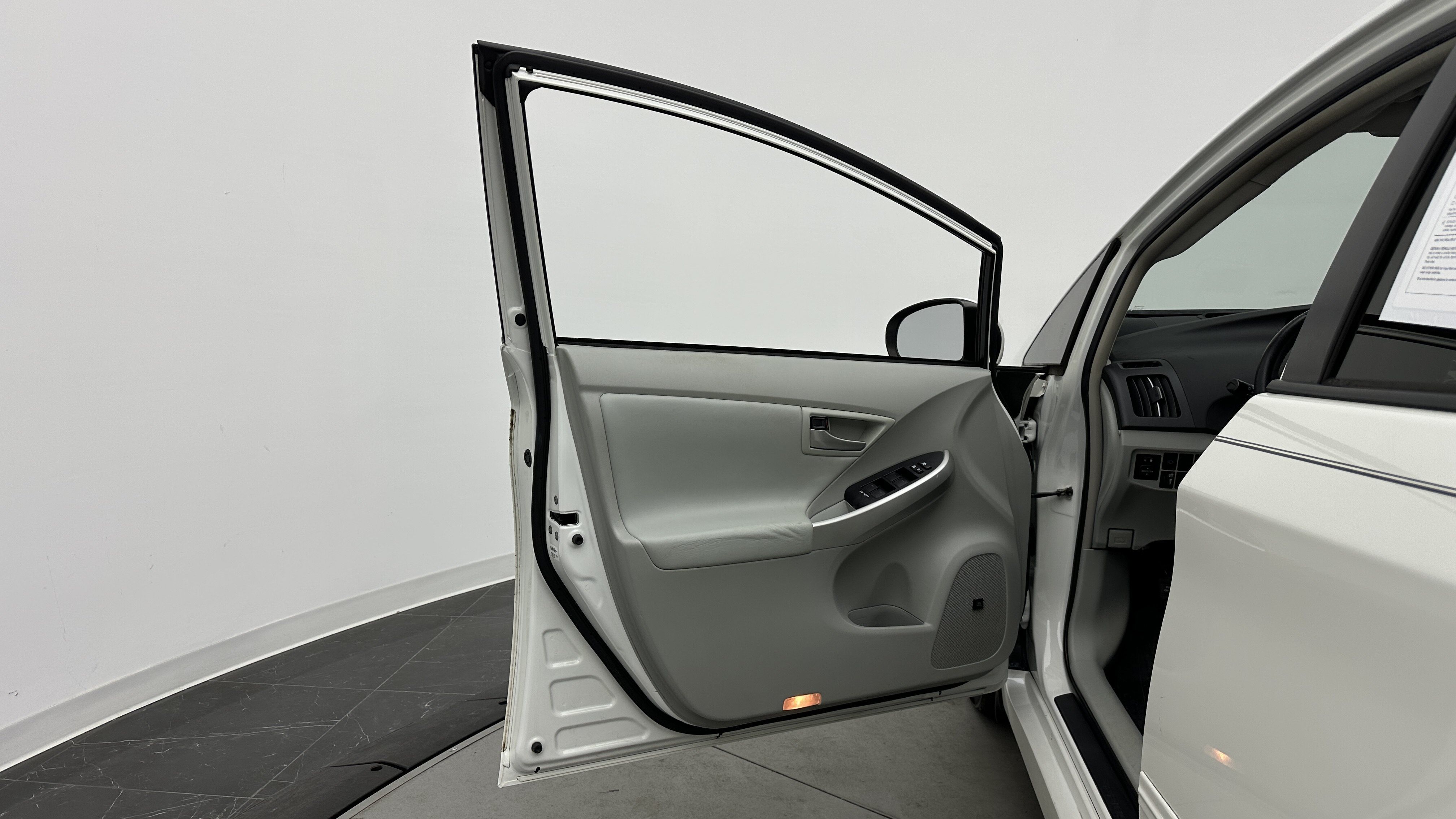 Used 2015 Toyota Prius Five w/ Advanced Technology Package FWD image 10