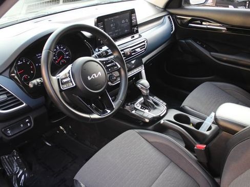Used 2023 Kia Seltos S FWD image 3