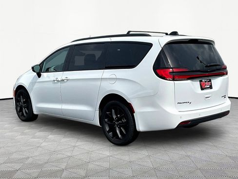 Used 2023 Chrysler Pacifica Limited w/ S Appearance Package AWD/4WD image 4