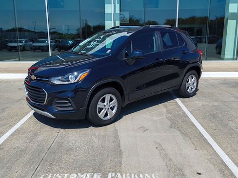 Used 2022 Chevrolet Trax LT w/ LT Convenience Package AWD/4WD image 2
