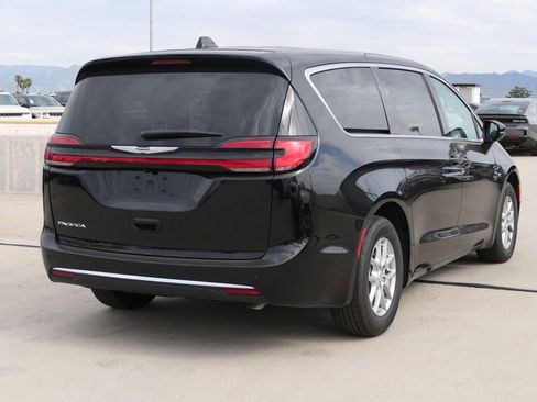 New 2026 Chrysler Pacifica Select image 3