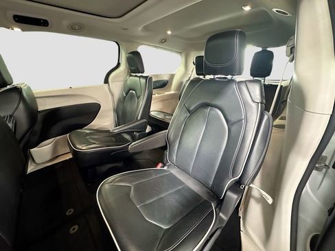 Used 2023 Chrysler Pacifica Limited image 19