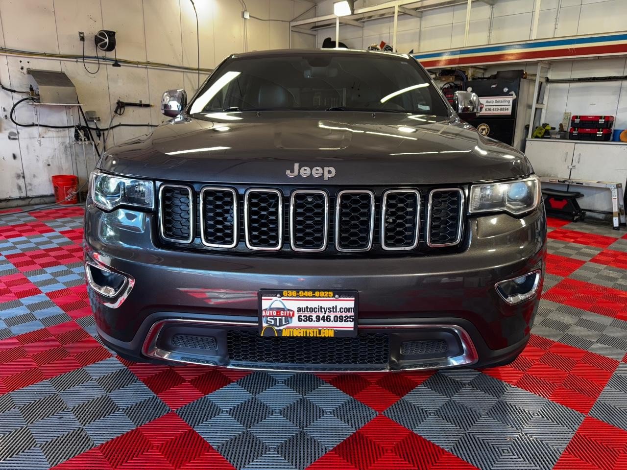Used 2020 Jeep Grand Cherokee Limited AWD/4WD image 2