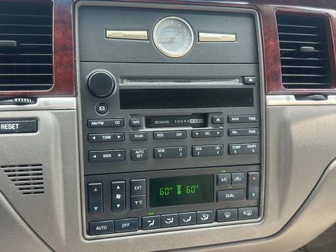 Used 2004 Lincoln Town Car Ultimate image 15