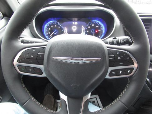 Used 2025 Chrysler Pacifica Select image 29