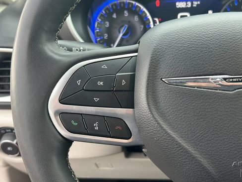 Used 2024 Chrysler Pacifica Touring-L FWD image 18