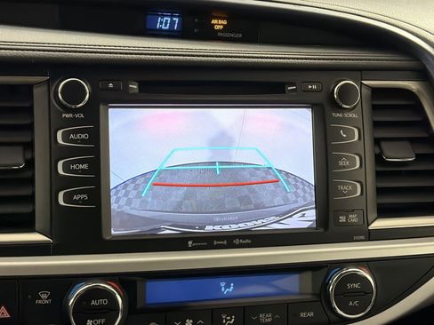 Used 2019 Toyota Highlander XLE image 19