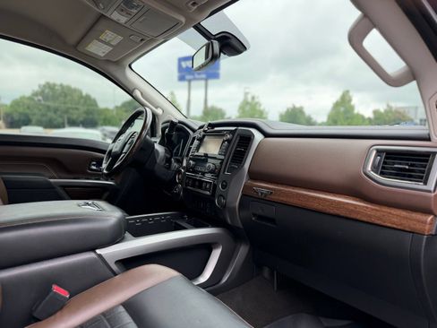 Used 2018 Nissan Titan SV AWD/4WD image 2