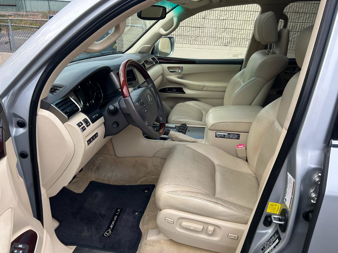 Used 2013 Lexus LX 570 4WD w/ Luxury Pkg image 12