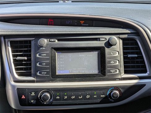 Used 2018 Toyota Highlander LE image 17