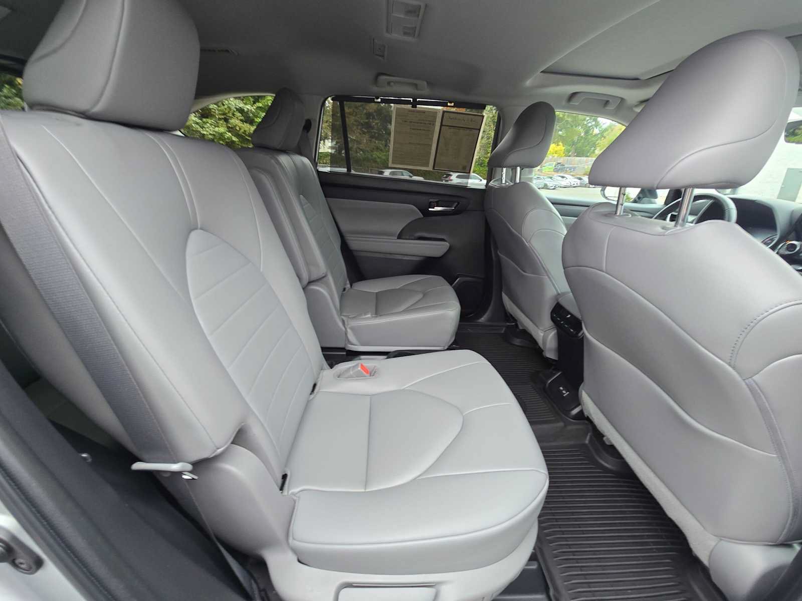 Used 2023 Toyota Highlander XLE AWD/4WD image 12