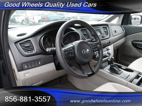 Used 2015 Kia Sedona LX image 11