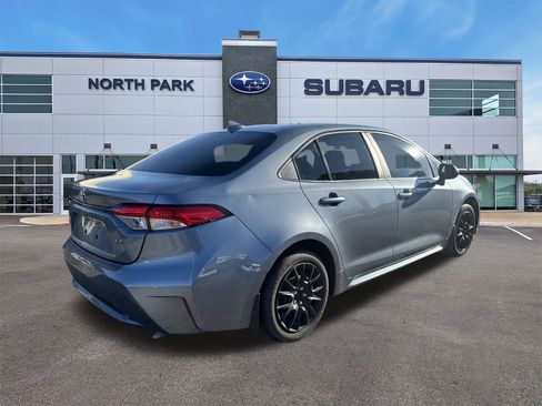 Used 2022 Toyota Corolla LE image 3