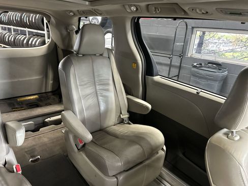 Used 2012 Toyota Sienna Limited w/ Premium Pkg AWD/4WD image 7