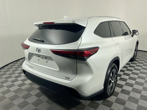 Used 2022 Toyota Highlander XLE FWD image 3