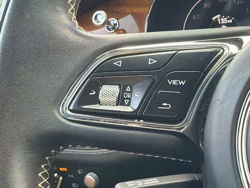 Used 2022 Bentley Bentayga AWD/4WD image 47