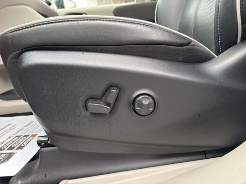 Used 2024 Chrysler Pacifica Limited image 33